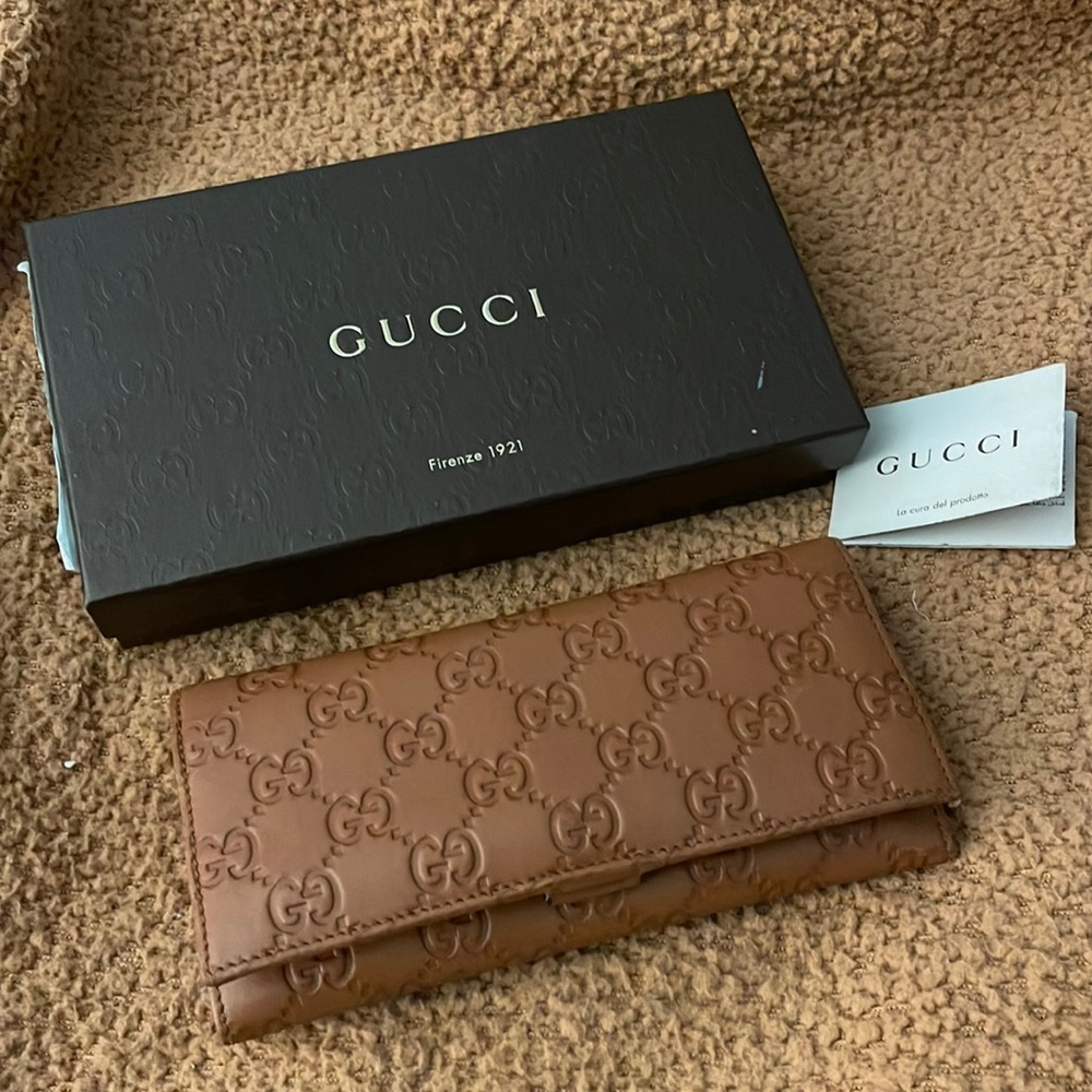 Authentic Preloved GUCCI wallet. Comes with original box and card.Good condition